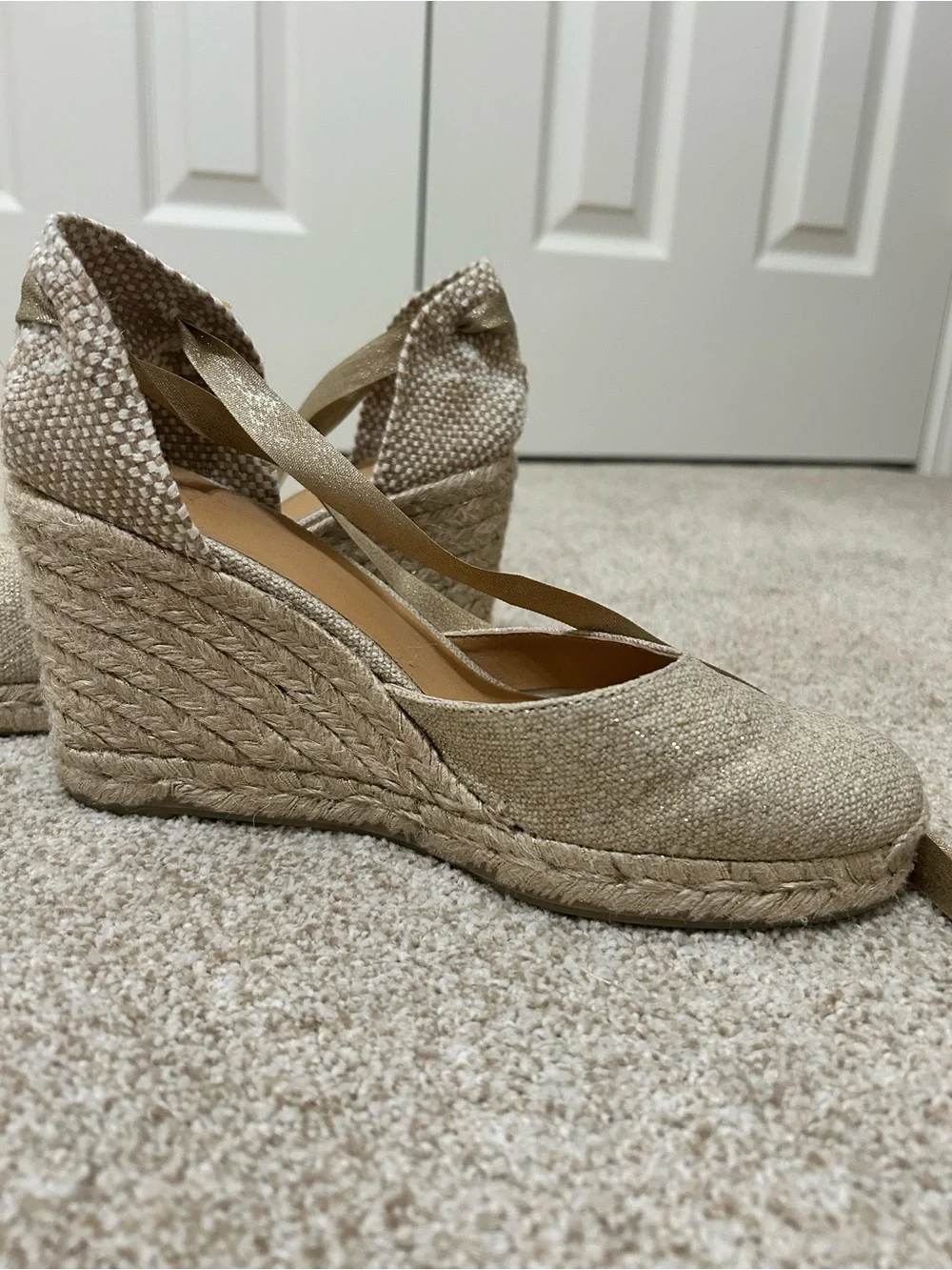 LIKE NEW Castaner Metallic Gold Espadrille Wedge Tie-Ankle Shoes sz9 bohemian